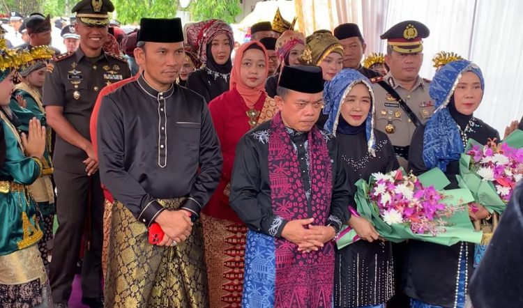 Ketua DPRD Provinsi Jambi, (Petama dari Kiri) Disambut saat Menghadiri Paripurna HUT Kabupaten Merangin. (Foto: Dok. Humas).