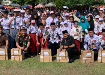 Ketua DPRD Provinsi Jambi, Edi Purwanto saat Menghadiri Upacara HUT PGRI. (Foto: Dok. Humas).