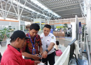 Petugas KAI melayani penumpang di Stasiun Bekasi, Kota Bekasi, Jawa Barat (Jabar). (Foto; Dok. InfoPublik).
