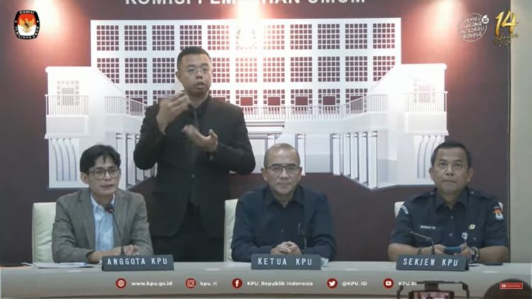 Ketua KPU RI Hasyim Asy'ari (tengah) saat memberikan keterangan pers terkait pemungutan suara di luar negeri dalam Pemilu 2024. (Foto: tangkapan layar youtube/Infopublik).