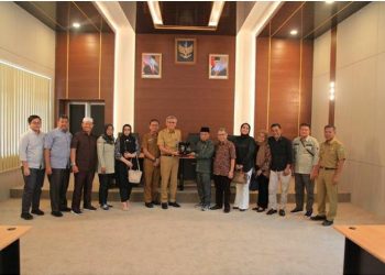 Komisi II DPRD Provinsi Jambi Bertukar Cindera Mata dengan Pihak Dinas Ketahanan Pangan Provinsi Sumsel. (Foto: Dok. Humas).
