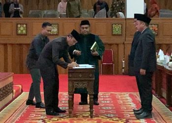 Al-Mashuri dan Rukiyah Dilantik saat Paripurna PAW DPRD Provinsi Jambi. (Foto: Pul).
