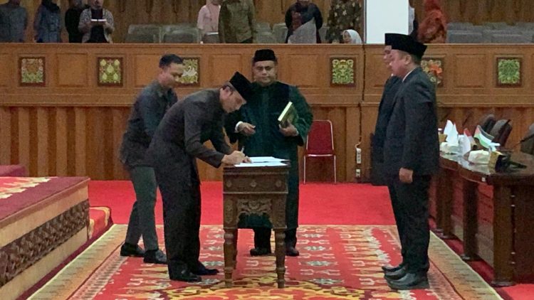 Al-Mashuri dan Rukiyah Dilantik saat Paripurna PAW DPRD Provinsi Jambi. (Foto: Pul).