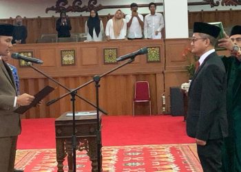 Ketua DPRD Provinsi Jambi, Edi Purwanto Saat Memimpin Pengambilan Sumpah Jabatan Yeri Muthalib. (Foto: Dok. Humas).