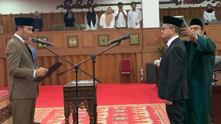 Ketua DPRD Provinsi Jambi, Edi Purwanto Saat Memimpin Pengambilan Sumpah Jabatan Yeri Muthalib. (Foto: Dok. Humas).