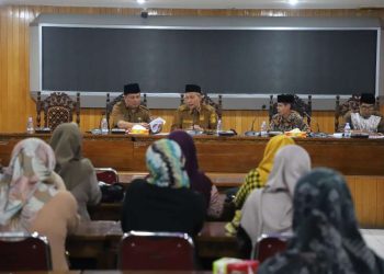Sekda (Dua dari Kiri) saat Memimpin Rapat Persiapan Pelantikan Pengurus LAM Tanjab Barat. (Foto: Dok. Prkopim TJB).