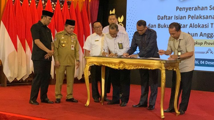 Ketua DPRD Provinsi Jambi, Edi Purwanto Saat Menghadiri Penyerahan DIPA dan TKD 2024. (Foto: Dok. Humas).