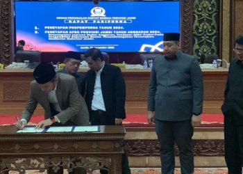 Ketua dan Pimpinan DPRD bersama Gubernur Jambi Menandatangani Nota Kesepakatan APBD 2024. (Foto: Dok. Humas).