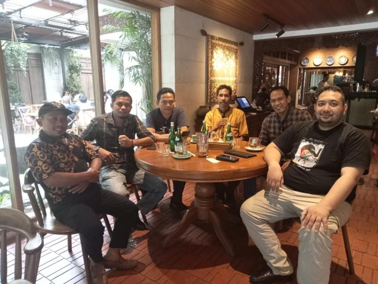 Waka DPRD Provinsi Jambi, Pinto Jayanegara bersama Beberapa Kades di Wilyah Kabupaten Merangin. (Foto: Dok. Humas).