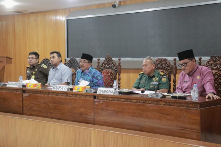 Bupati Tanjab Barat, Drs. Anwar Sadat memimpin Rapat Mediasi Penyelesaian Konflik Lahan. (Foto: Dok. Prokopim TJB).