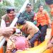 Gubernur Al Haris saat Membantu Evakuasi Lansia Korban Banjir di Tebo. (Foto: Dok. Diskominfo).