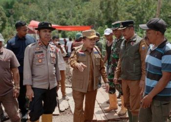 Gubernur Al Haris saat Meninjau Jembatan di Kerinci yang Ambruk Akibat Banjir. (Foto: Dok. Diskominfo).