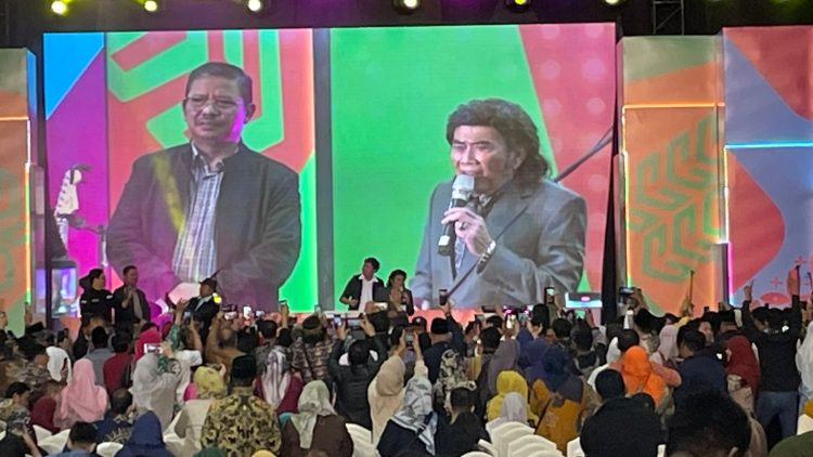 Rhoma Irama bersama Kepala Balitbang Diklat Kemenag Suyitno di panggung Dev-X/. (Foto: Dok. Humas Kemenag).