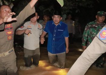 Bupati Tanjab Barat, Drs. Anwar Sadat saat Menijau Banjir di Batang Asam. (Foto: Dok. Prokopim TJB).