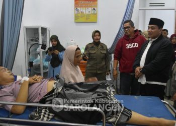 Pj Bupati Sarolangun Dr Ir Bachril Bakr saat Menijau Pasien RSUD Chatib Quzwen. (Foto: Dok. Diskominfo).