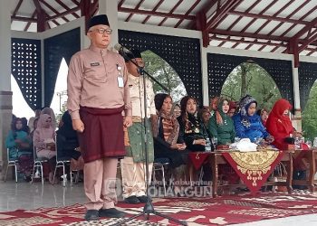 Mewakili Pj. Bupati, Asisten III Setda Sarolangun Hazrian saat Menjadi Pembina Upacara. (Foto: Dok. Diskominfo).