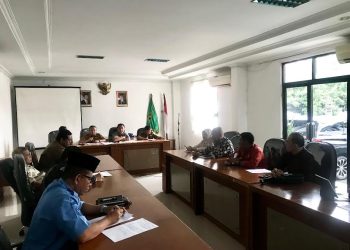 Komisi I DPRD Provinsi Jambi saat Berdiskusi Terkait pemilu dengan Pihak Kesbangpol Sumatera Selatan. (Dok. Humas).