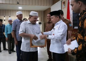 Pemberian tali asih dan penghargaan kepada pensiunan guru oleh Gubernur Jambi. (Dok. Diskominfo Prov. Jambi).