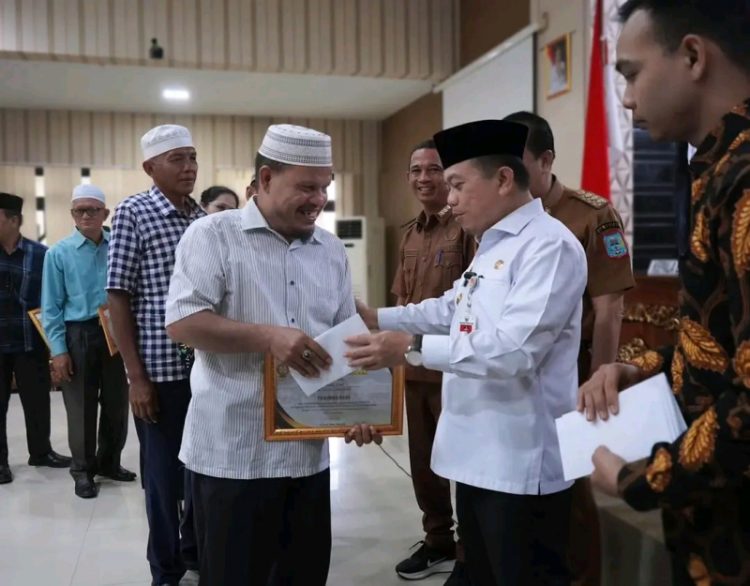 Pemberian tali asih dan penghargaan kepada pensiunan guru oleh Gubernur Jambi. (Dok. Diskominfo Prov. Jambi).