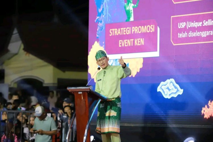 Menparekraf Sandiaga Uno memberikan sambutan saat menghadiri Festival Arakan Sahur di Kabupaten Tanjungjabung Barat, Minggu (17/3). (Putra).