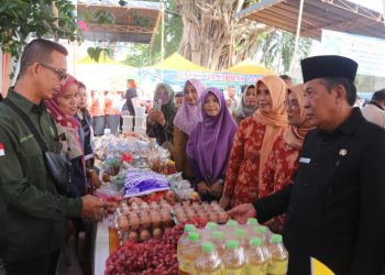 Wagub Jambi Abdullah Sani meninjau stand bazar Ramadhan DWP Jambi, di Gedung DWP Provinsi Jambi, Selasa (5/3). (Dok. Diskominfo JMB).