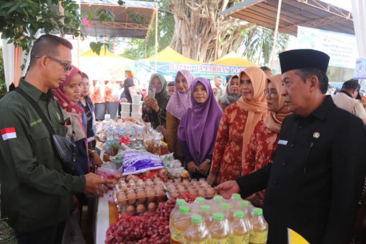 Wagub Jambi Abdullah Sani meninjau stand bazar Ramadhan DWP Jambi, di Gedung DWP Provinsi Jambi, Selasa (5/3). (Dok. Diskominfo JMB).