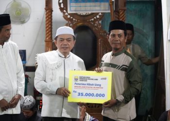 Gubernur Jambi Al Haris menyerahkan secara simbolis bantuan dana hibah untuk pembangunan 10 masjid di Kabupaten Batanhari. / Foto/Ist