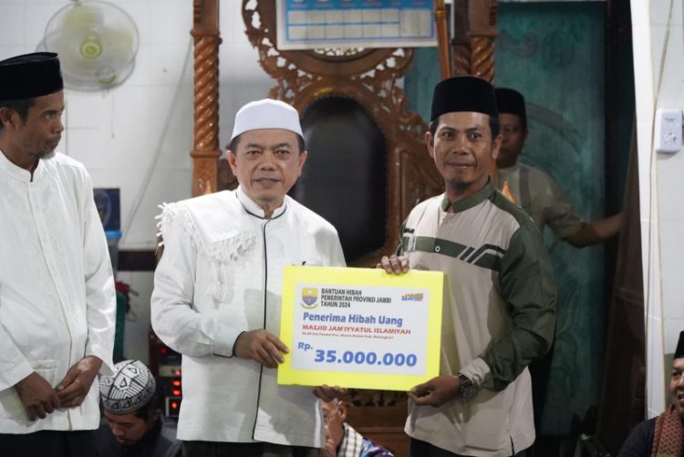 Gubernur Jambi Al Haris menyerahkan secara simbolis bantuan dana hibah untuk pembangunan 10 masjid di Kabupaten Batanhari. / Foto/Ist