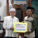 Gubernur Jambi Al Haris menyerahkan secara simbolis bantuan dana hibah untuk pembangunan 10 masjid di Kabupaten Batanhari. / Foto/Ist
