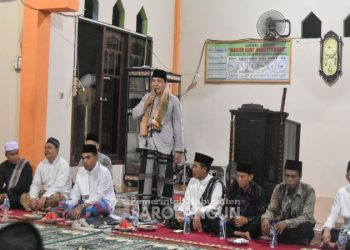 Pj Bupati Sarolangun Menyampaikan Sambutan saat safari Ramadan di Masjid Daruttaubah Desa Bukit Murau. (Dok. Diskominfo SRL).