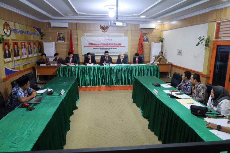 Sidang Pemeriksaan Dugaan Pelanggaran Administratif Pemilu tahun 2024 di Bawaslu Provinsi Jambi, Selasa (26/3). / Foto/Humas Bawaslu Provinsi Jambi.