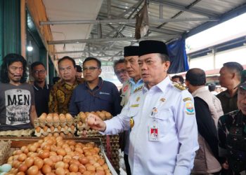 Gubernur Jambi Al Haris Sidak di Pasar Angsoduo Jambi, Jumat (8/3). (Dok. Diskominfo JMB).