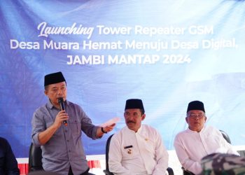 Gubernur Jambi Al Haris saat launching Repeater GSM di Muara Hemat, Kerinci, Jumat (15/3). (Dok. Diskoming JMB).
