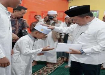 Hadiri Isra’ Mi’raj Di Masjid Cheng Hoo, Gubernur Al Haris Beri Bantuan Anak Yatim dan Kaum Dhuafa