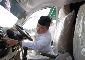 Gubernur Jambi Al Haris mengecek interior ambulans yang diterima RS DKT Kerinci, Sabtu (15/3). (Dok. Istimewa).
