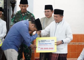 Gubernur Menyerahkan Bantuan Pemprov Jambi saat Buka Puasa bersama Masyarakat Sungai Penuh (16/03). (Dok. Diskominfo Prov. JMB).