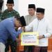 Gubernur Menyerahkan Bantuan Pemprov Jambi saat Buka Puasa bersama Masyarakat Sungai Penuh (16/03). (Dok. Diskominfo Prov. JMB).