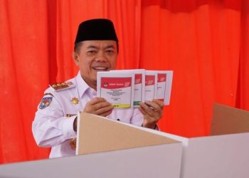 Gubernur Al Haris Minta Petugas KPPS Teliti dan Bersabar Saat Nyoblos di TPS 32 Rawasari