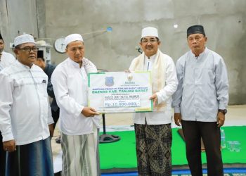 Bupati Tanjab Barat saat Menyalurkan Bantuan untuk Masjid Jami' Baitul Makmur. (Dok. Prokopim TJB).