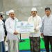 Bupati Tanjab Barat saat Menyalurkan Bantuan untuk Masjid Jami' Baitul Makmur. (Dok. Prokopim TJB).