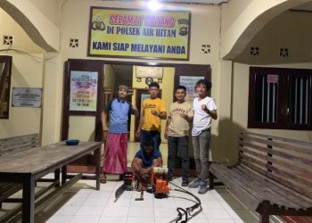 Pelaku saat Diamankan Unit Reskrim Polsek Air Hitam. (Foto: Awan).