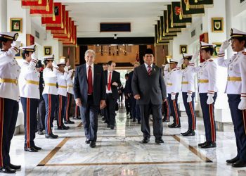 Menteri Pertahanan RI Prabowo Subianto menerima kunjungan dari Minister of Foreign Affairs of New Zealand Winston Peters, di Kantor Kemhan, Jakarta. (Dok. Humas Setjen Kemhan).