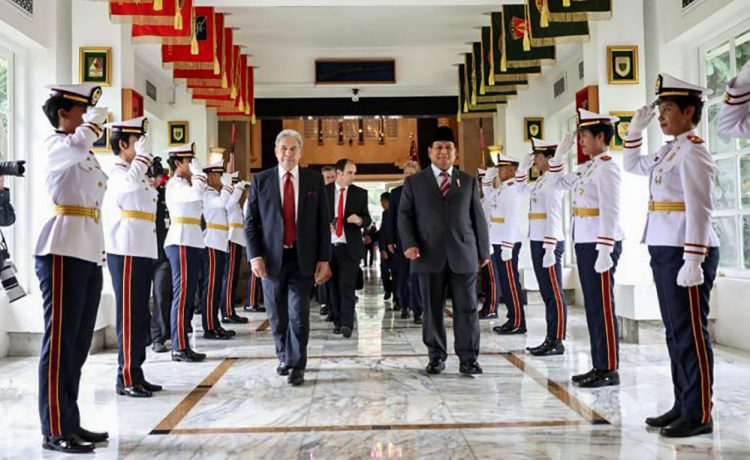 Menteri Pertahanan RI Prabowo Subianto menerima kunjungan dari Minister of Foreign Affairs of New Zealand Winston Peters, di Kantor Kemhan, Jakarta. (Dok. Humas Setjen Kemhan).