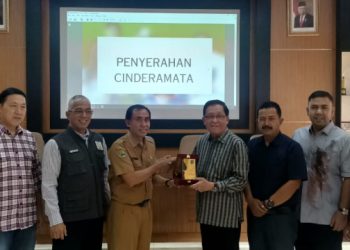 Komisi IV DPRD Provinsi Jambi Bertukar Cinderamata Usai Diskusi dengan Pihak Diknas Pendidikan Jawa Barat. (Dok. Humas).