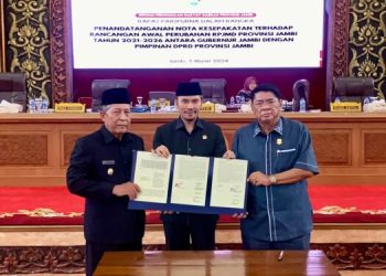 Pimpinan DPRD dan Wagub Jambi Menandatangani Nota Kesepakatan Pegesahan Perda. (Dok. Humas).