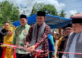 Edi Purwanto Potong Pita Peresmian Masjid Raya diRantau Keloyang (Foto: Doc. Humas).