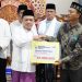 Gubernur Jambi Al Haris menyerahkan bantuan pembangunan masjid di Kabupaten Kerinci melalui program CSR dari Bank 9 Jambi dan BAZNAS Provinsi Jambi, Jumat (15/3). (Dok. Istimewa).