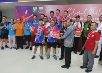 Penutupan Turnament Badminton yang Diselenggarakan DPRD Provinsi Jambi Dalam Rangka Memeriahkan HUT Provinsi Jambi ke-67. (Dok. Humas).