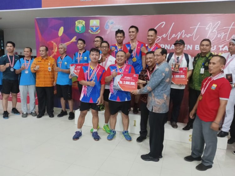 Penutupan Turnament Badminton yang Diselenggarakan DPRD Provinsi Jambi Dalam Rangka Memeriahkan HUT Provinsi Jambi ke-67. (Dok. Humas).