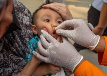 Balita diberikan imunisasi. (Foto: Dok. Kemenkes).